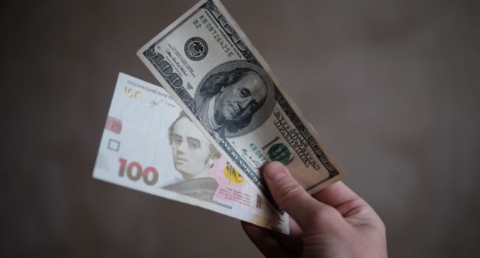 Гривня пішла в наступ: чому курс долара різко впав і що буде далі