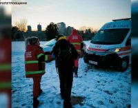 У Дніпрі рятувальники надали допомогу чоловіку, який провалився під лід