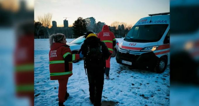 У Дніпрі рятувальники надали допомогу чоловіку, який провалився під лід