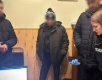 Поліцейські Дніпра затримали підозрюваного у пограбуванні 71-річної жінки