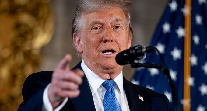 Трамп веде “серйозні переговори” з Росією про завершення війни в Україні