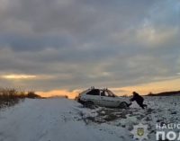 На Дніпропетровщині дільничний офіцер поліції допоміг водію вибратися зі снігового замету