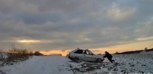 На Дніпропетровщині дільничний офіцер поліції допоміг водію вибратися зі снігового замету