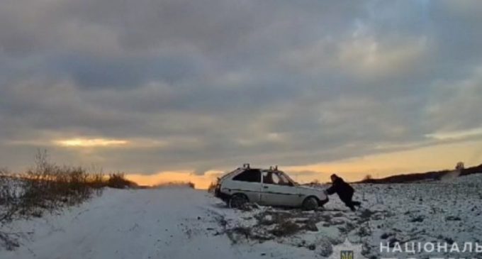 На Дніпропетровщині дільничний офіцер поліції допоміг водію вибратися зі снігового замету