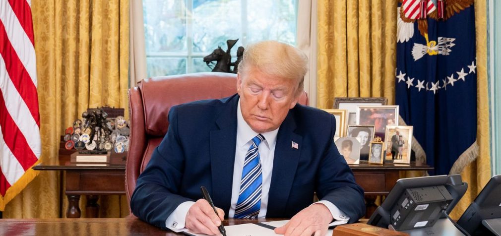 Трамп наказав скоротити 7 агентств: одне з них керує “Голосом Америки” та “Радіо Свобода”