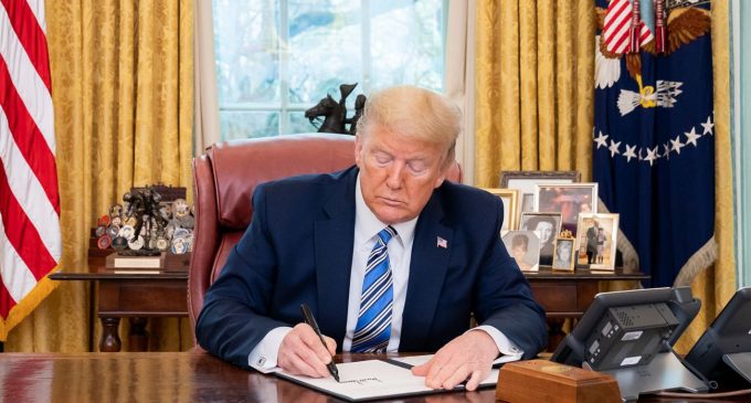 Трамп наказав скоротити 7 агентств: одне з них керує “Голосом Америки” та “Радіо Свобода”
