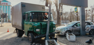 На вулиці Січових Стрільців у Дніпрі вантажівка зіткнулась з Renault та вʼїхала у світлофор: подробиці