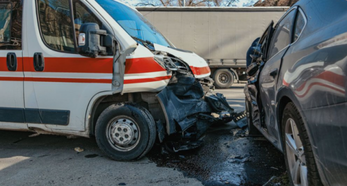 На вулиці Антоновича у Дніпрі водій Volkswagen врізався в «швидку»