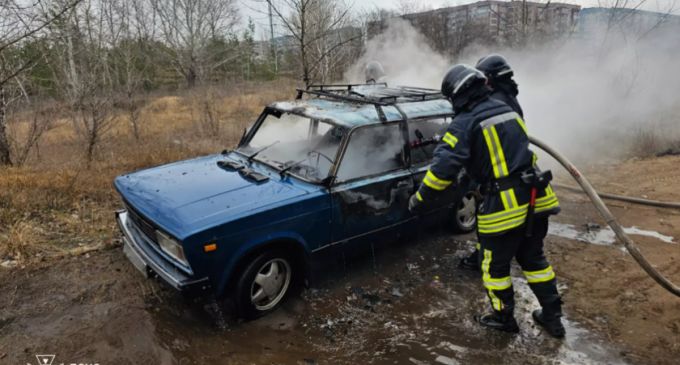 У Дніпровському районі спалахнув ВАЗ: водія госпіталізовано до лікарні