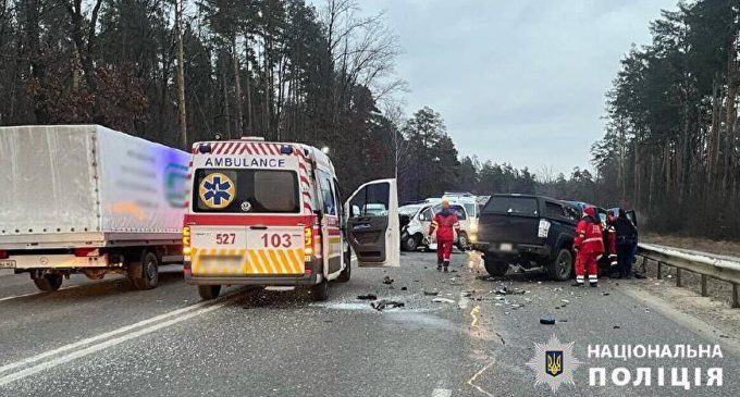 Під Києвом сталася масштабна ДТП: є постраждалі