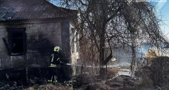 У Самарському районі Дніпра вогонь з відкритої місцевості розповсюдився на житловий будинок