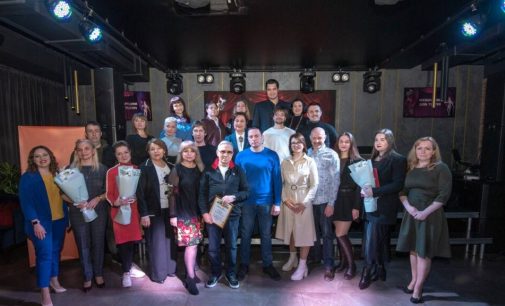У Камʼянському напередодні Міжнародного дня театру привітали колектив театру ім. Лесі Українки з професійним святом