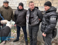 Хабарі за безперешкодне ведення бізнесу та «допомогу» в ухиленні від мобілізації – у Дніпрі судитимуть поліцейського