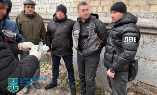 Хабарі за безперешкодне ведення бізнесу та «допомогу» в ухиленні від мобілізації – у Дніпрі судитимуть поліцейського
