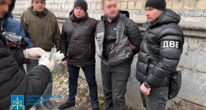 Хабарі за безперешкодне ведення бізнесу та «допомогу» в ухиленні від мобілізації – у Дніпрі судитимуть поліцейського