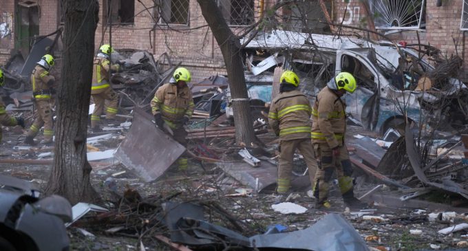 У Києві після удару РФ ще шукають людей: під завалами до 10 осіб