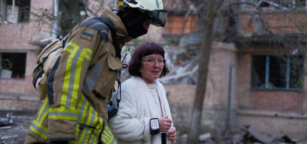 Полум’я, руїни, дзвінки з-під завалів. Що відомо про наслідки удару РФ по Україні