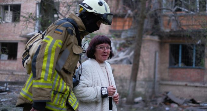 Полум’я, руїни, дзвінки з-під завалів. Що відомо про наслідки удару РФ по Україні