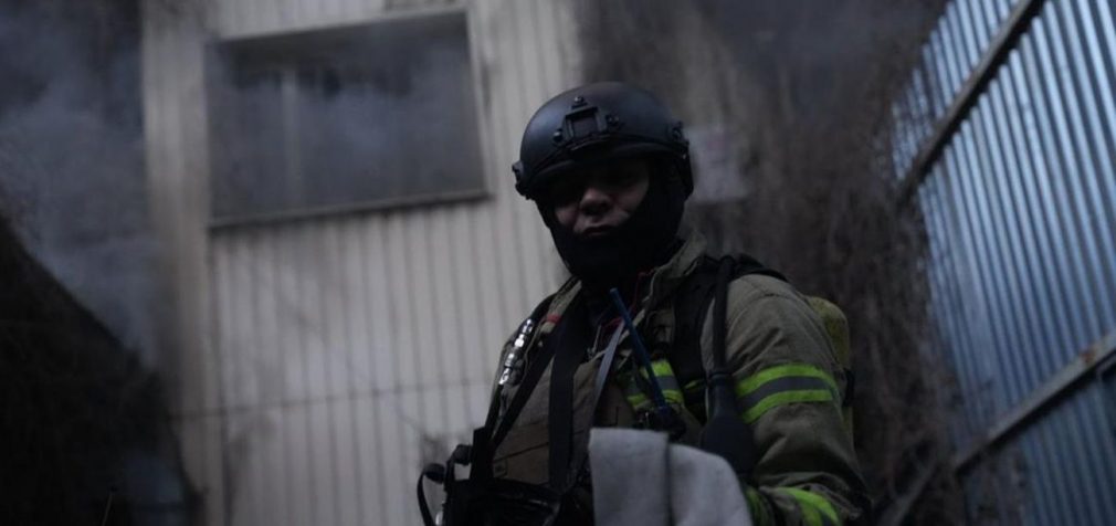 Рятувальники ліквідовують наслідки обстрілу Києва: що відомо (фото, відео)