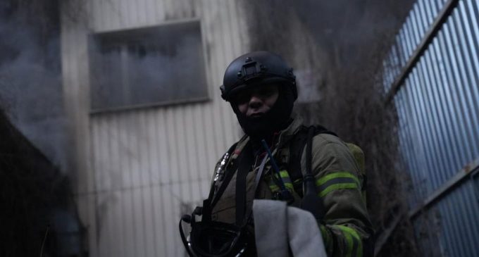 Рятувальники ліквідовують наслідки обстрілу Києва: що відомо (фото, відео)