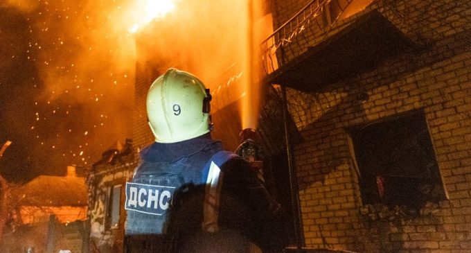 У Харкові – масштабні пожежі і руйнування через ворожий удар: ДСНС показала кадри з місця