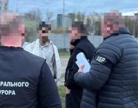 Посадовець Міноборони за $8 тис “допомагав” військовозобов’язаним з бронюванням
