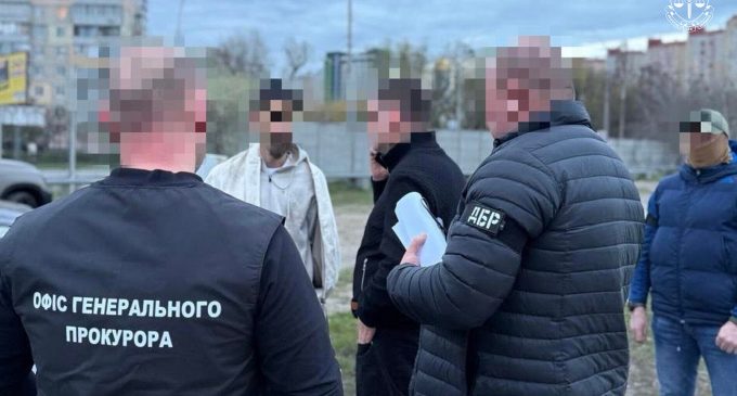 Посадовець Міноборони за $8 тис “допомагав” військовозобов’язаним з бронюванням