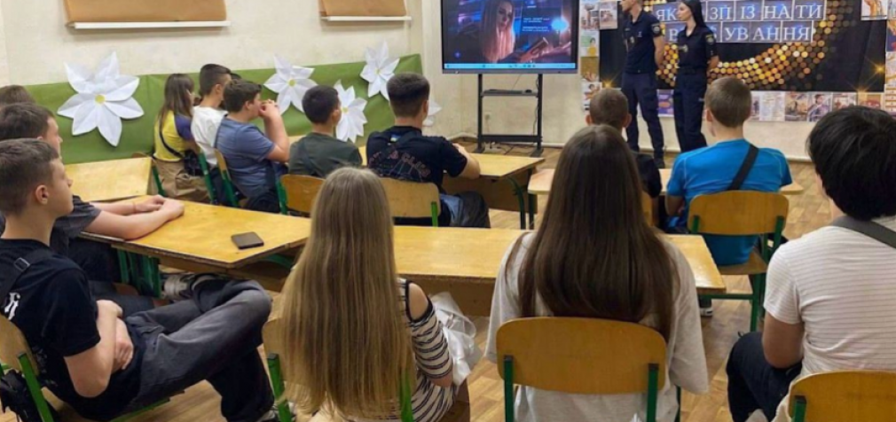Вербування підлітків та втягнення у протиправну діяльність: поліцейські Дніпра попереджають дітей про небезпеку в Інтернеті
