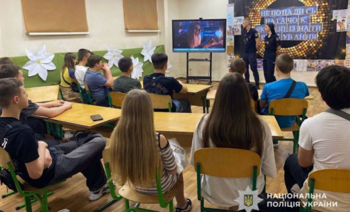 Вербування підлітків та втягнення у протиправну діяльність: поліцейські Дніпра попереджають дітей про небезпеку в Інтернеті