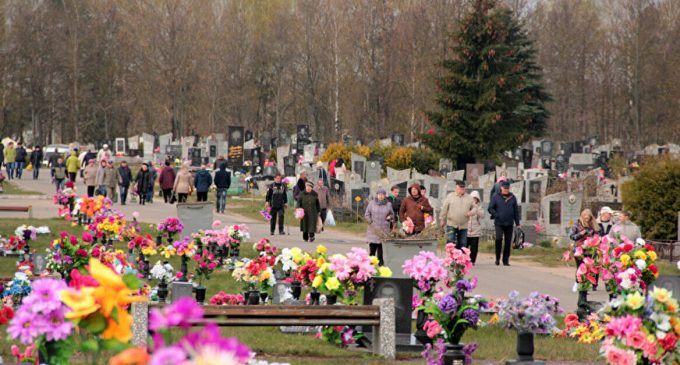 Нацполіція попередила українців про ризики відвідування кладовищ у поминальні дні