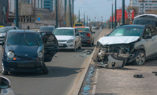 На Калиновій у Дніпрі Hyundai зіткнувся з Daewoo та відлетів на тротуар