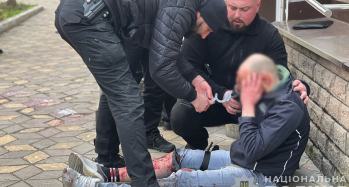 У Запоріжжі 44-річний чоловік напав на поліцейських з ножем: деталі