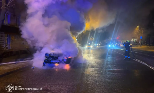 Вогнеборці Дніпра ліквідували займання легкового автомобіля у Новокодацькому районі міста