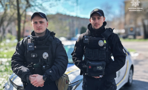 У Запоріжжі дитина проковтнула скло: патрульні допомогли матері оперативно дістатися до медичного закладу