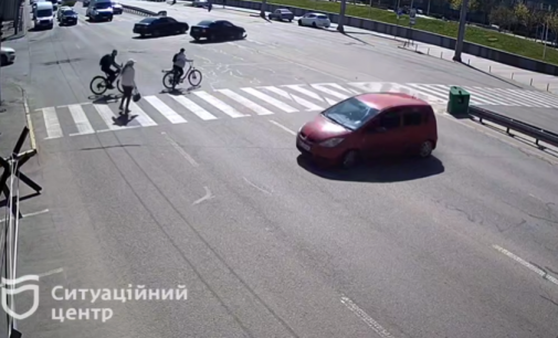 На Слобожанському проспекті у Дніпрі зіштовхнулись Opel та Mitsubishi, машина ледь не зачепила людей