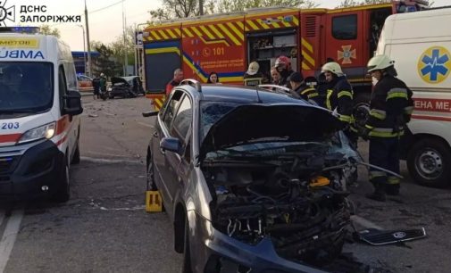У Запоріжжі рятувальники деблокували водія з понівеченої внаслідок ДТП автівки