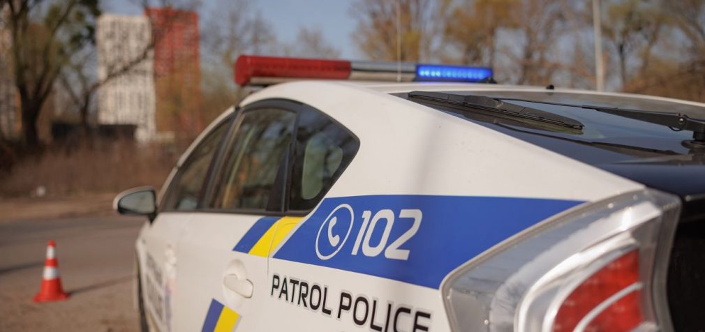 У Києві знайшли чоловіка з вогнепальним пораненням: поліція розслідує замах на вбивство