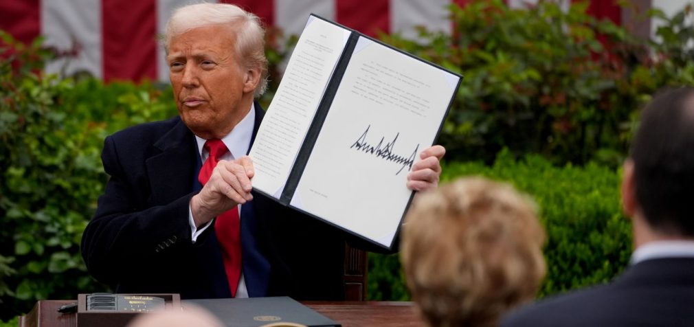 Трамп оголосив 90-денну “паузу” в торговельній війні із запровадженням 10% тарифу
