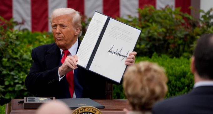 Трамп оголосив 90-денну “паузу” в торговельній війні із запровадженням 10% тарифу