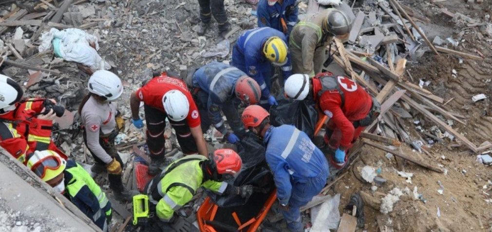Удар РФ по Києву: рятувальники дістали з-під завалів тіла ще двох загиблих