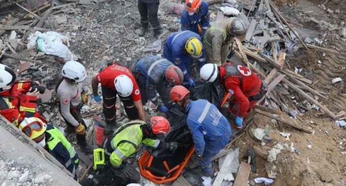 Удар РФ по Києву: рятувальники дістали з-під завалів тіла ще двох загиблих
