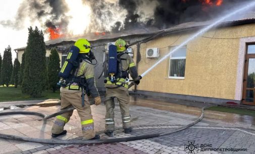 У Кривому Розі вогнеборці ліквідували займання адмінбудівлі на території спортивного комплексу