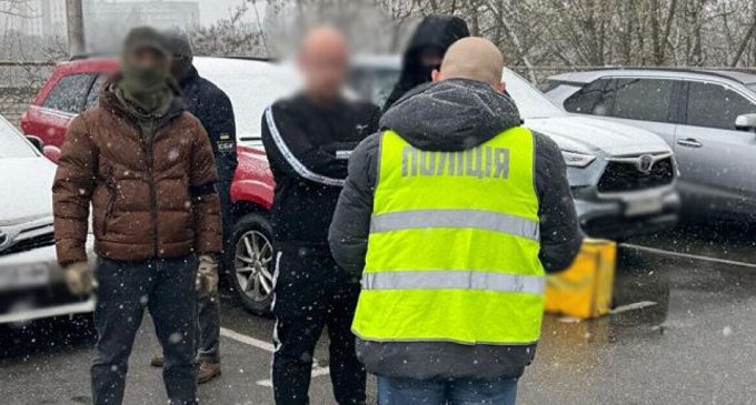 У Києві консультант судді Конституційного суду “бронював” чоловіків від мобілізації