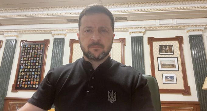 Зеленський: Росіяни переживають через парад, і правильно переживають