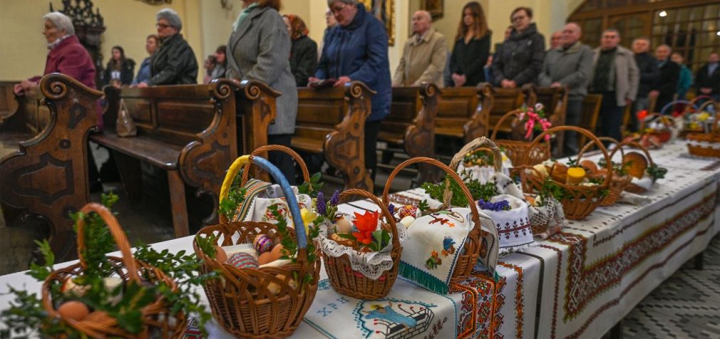 Глибокий сенс чи красива традиція? Чому на Великдень українці ходять у храм з кошиками
