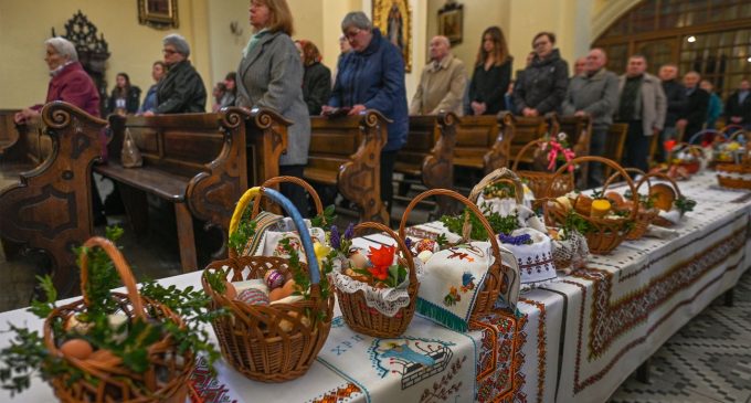 Глибокий сенс чи красива традиція? Чому на Великдень українці ходять у храм з кошиками