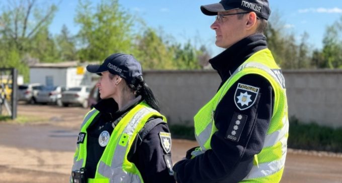 Патрульні Кривого Рогу посилили нагляд за безпекою дорожнього руху поблизу місць поховань