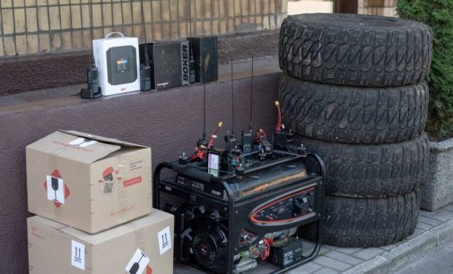 Камʼянське допомагає нашим оборонцям на фронті: цього разу передали FPV-дрони та прилади для управління, радіостанції, генератор і автомобільну гуму