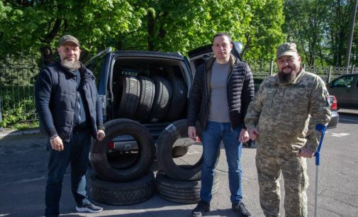 Бійці 25-ї окремої повітрянодесантної Січеславської бригади отримали від Камʼянського гуму для лафета