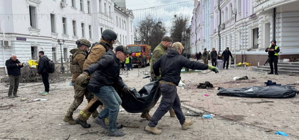 Розбитий центр, згорілі авто і “тролейбус смерті”: фоторепортаж із Сум після удару